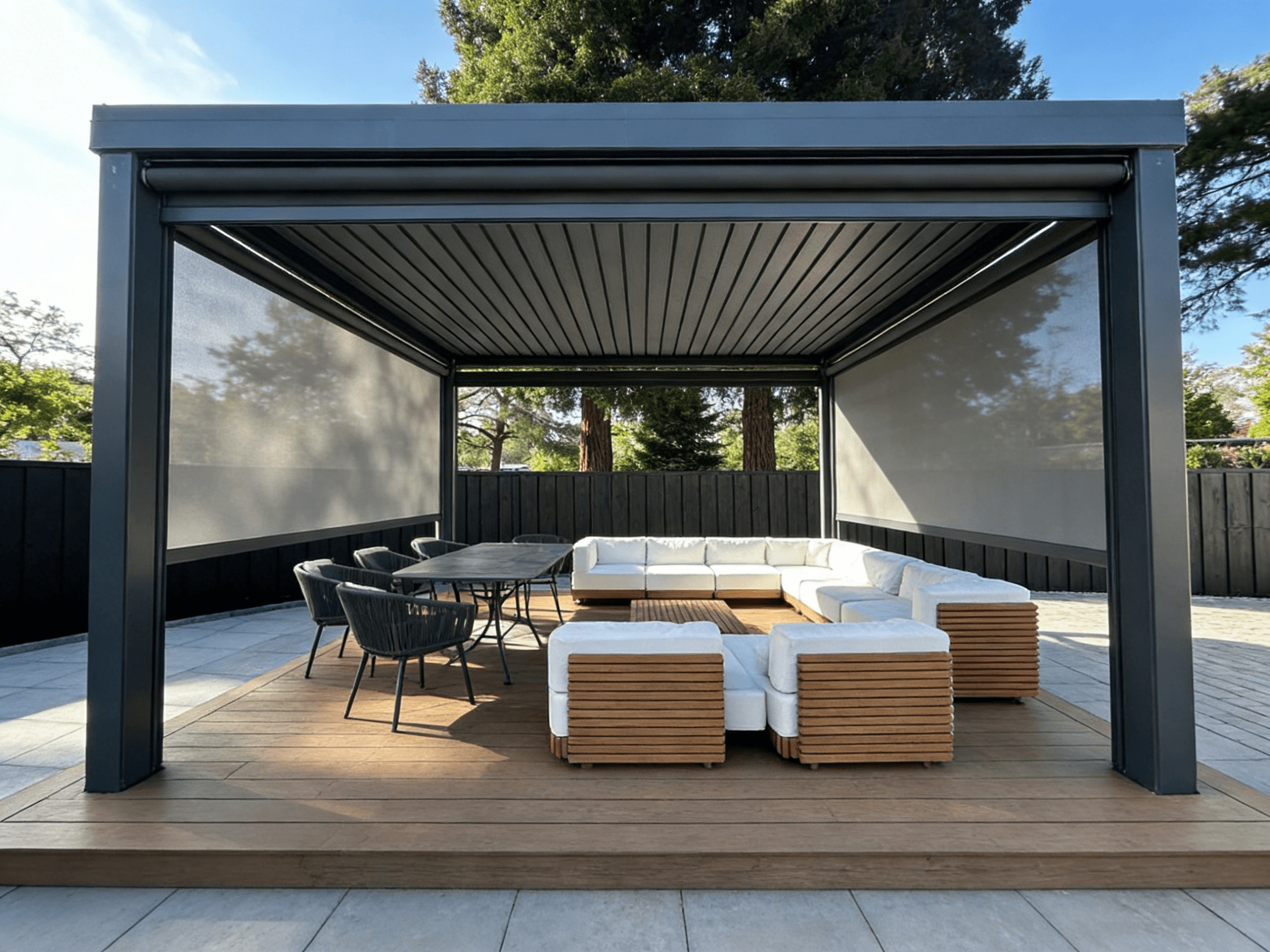 Pergola with integrated zip screen side protection for a private outdoor seating area
